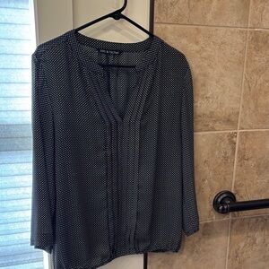 Zac + Rachel Black/White Blouson size XL. V-neck w/placket. 100% poly. Like new.